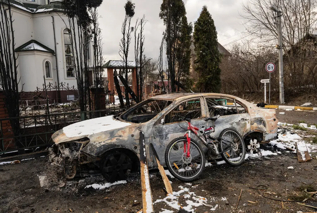 Залишки руйнувань у вівторок в Ірпіні, Україна, поблизу Києва, під час боїв між російськими та українськими силами